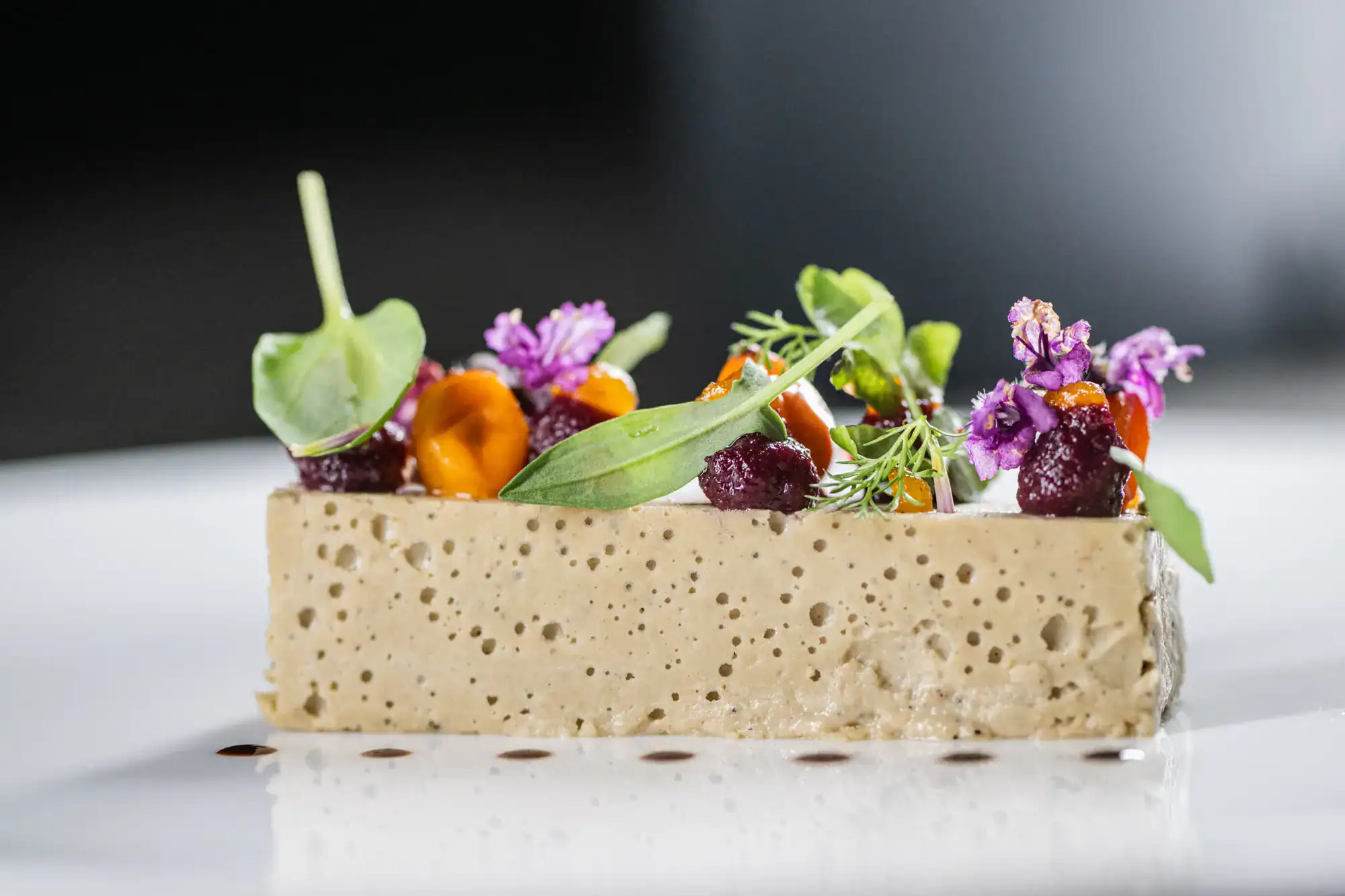 Gericht mit essbaren Blüten und Kräutern, Restaurant Tilia Toblach
