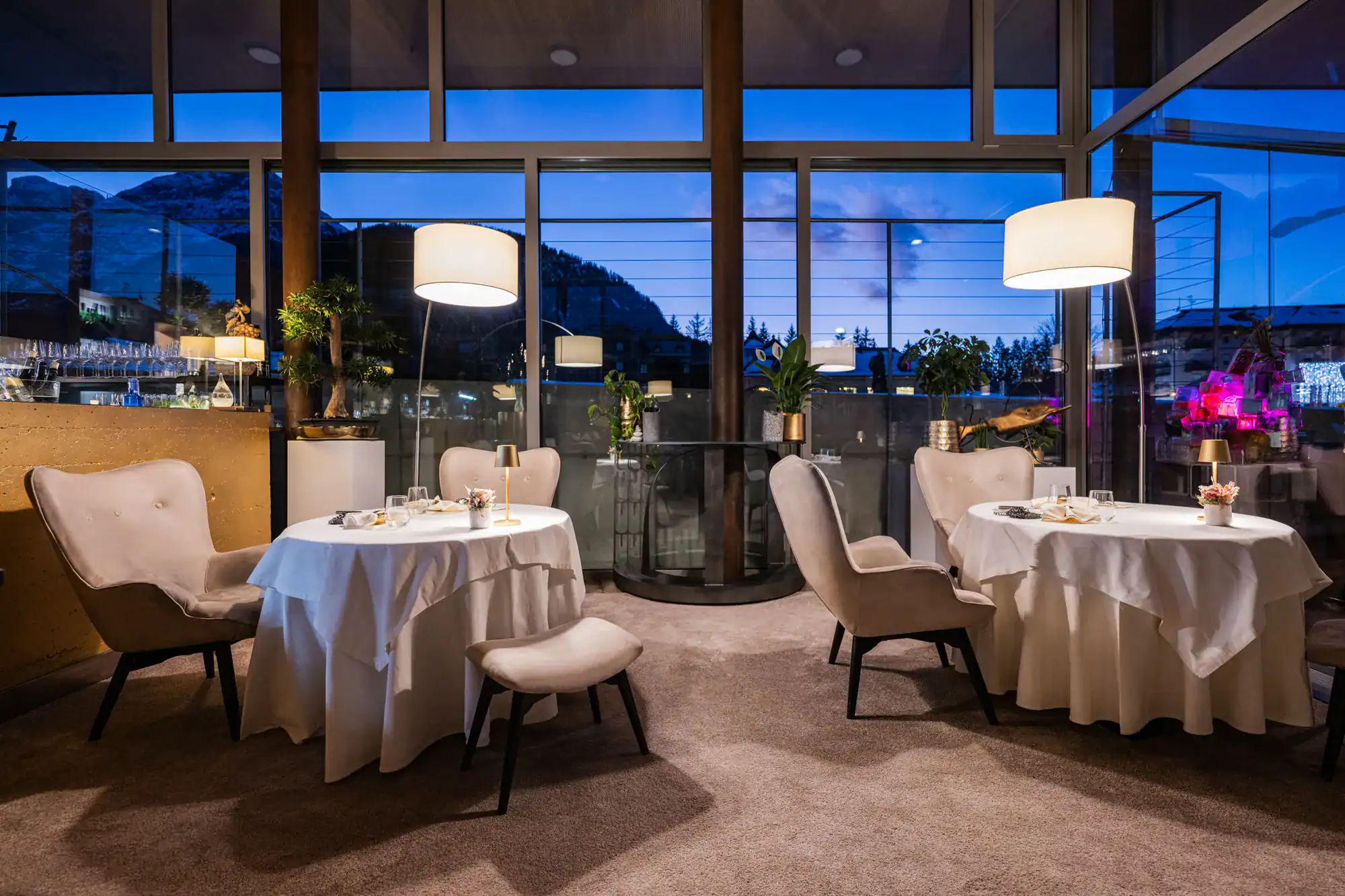 Gastraum des Restaurants Tilia am Abend mit Blick auf die Dolomiten